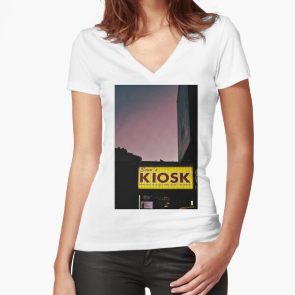 Sam's Kiosk Tailliertes T-Shirt mit V-Ausschnitt