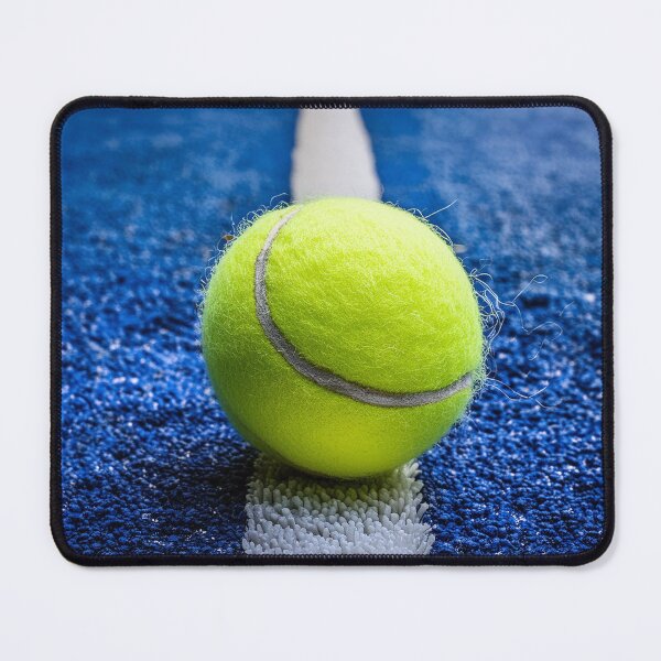 Artikelvorschau, Lebendiger Tennisball auf einem blauen Platz unter hellem Licht entworfen und verkauft von homydesign.