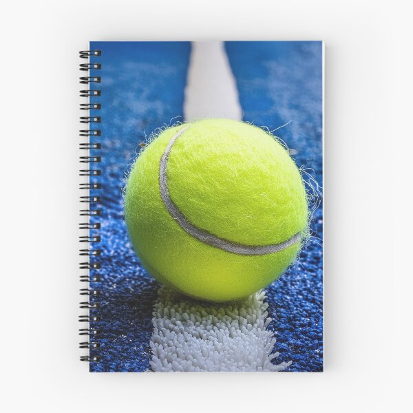 Artikelvorschau, Lebendiger Tennisball auf einem blauen Platz unter hellem Licht entworfen und verkauft von homydesign.
