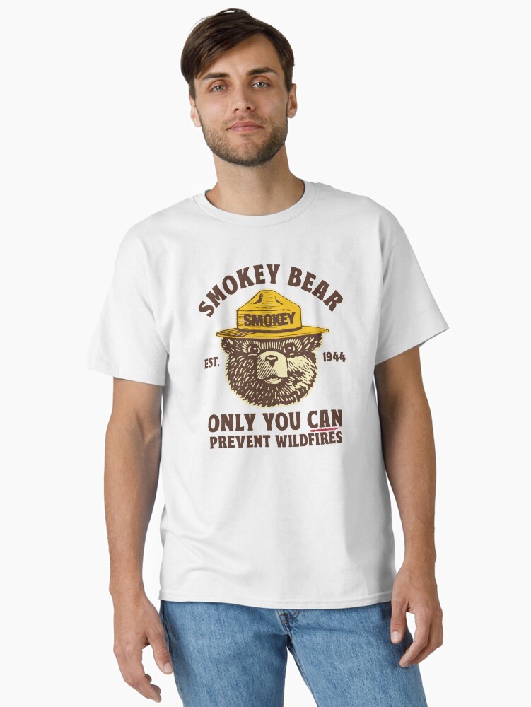 Imagen 1 de 7, Camiseta clásica con la obra PREVENIR INCENDIOS FORESTALES SMOKEY BEAR, diseñada y vendida por TonySpencer.
