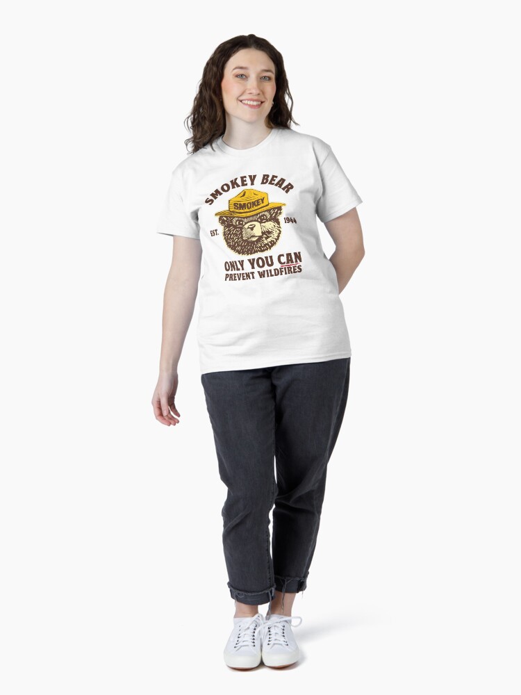 Imagen 4 de 7, Camiseta clásica con la obra PREVENIR INCENDIOS FORESTALES SMOKEY BEAR, diseñada y vendida por TonySpencer.