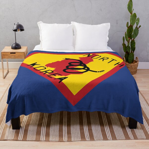 Artikelvorschau, NORDKOREA-SCHILD - Freiheit ist die Supermacht - Moderne Gadsden-Schlangenflagge - Don't Tread On Me SUPERHERO-Buchstabendesign entworfen und verkauft von pelagio.