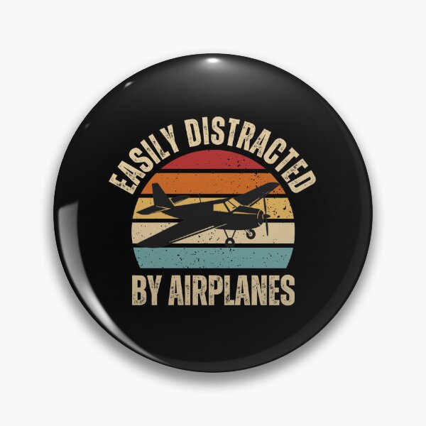 Artikelvorschau, Leicht abgelenkt durch Flugzeuge, Geschenk für Flugzeugliebhaber, Luftfahrt Shirt, Lustiges Piloten Shirt, Retro Vintage Flugzeug, Flieger Shirt Geburtstagsgeschenk entworfen und verkauft von MotivaChic.