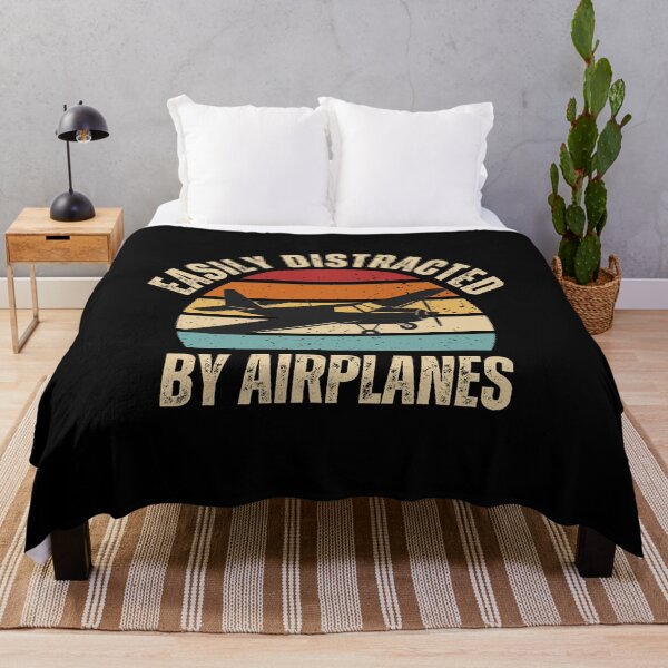 Artikelvorschau, Leicht abgelenkt durch Flugzeuge, Geschenk für Flugzeugliebhaber, Luftfahrt Shirt, Lustiges Piloten Shirt, Retro Vintage Flugzeug, Flieger Shirt Geburtstagsgeschenk entworfen und verkauft von MotivaChic.