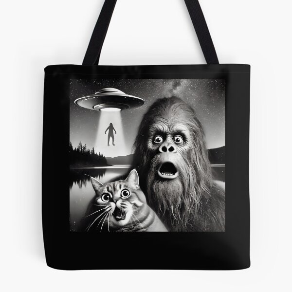 Artikelvorschau, Lustiges Bigfoot-Katzen-Selfie mit UFOs Meme Alien Grafik Weird entworfen und verkauft von MTRBSK11.