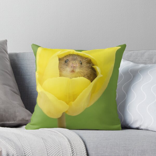 Aperçu de l'œuvre Souris de récolte dans la tulipe jaune créée et vendue par Miles Herbert.
