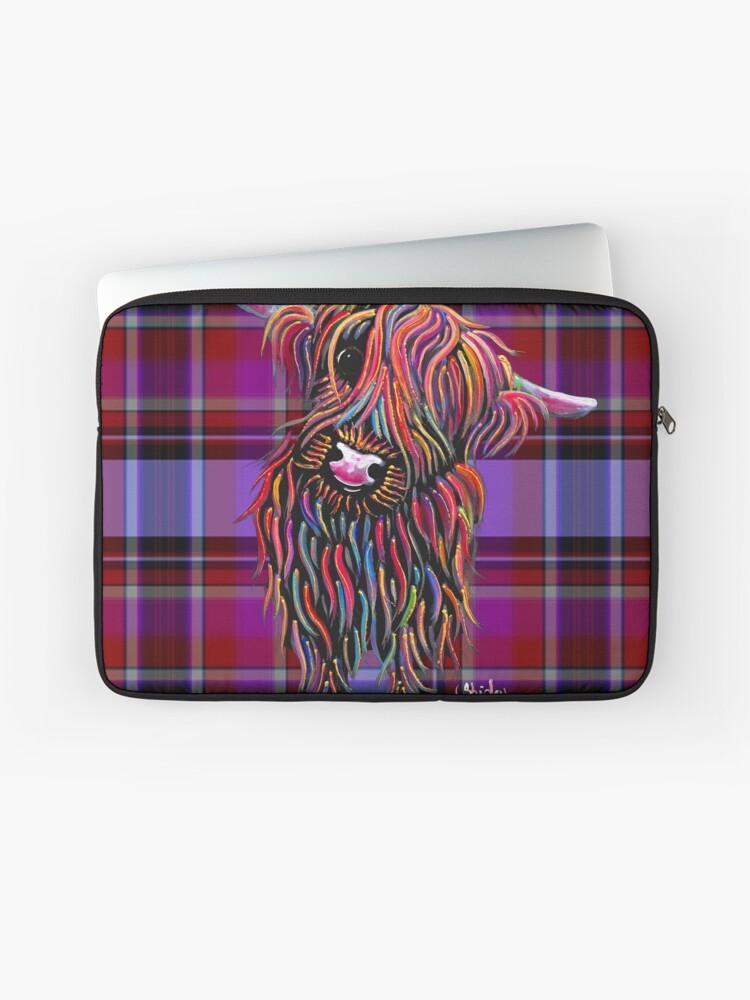 Aperçu 1 sur 2. Housse d'ordinateur avec l'œuvre ScoTTiSH HiGHLaND CoW 'TaRTaN CoLLy P' PAR SHiRLeY MacArTHuR créée et vendue par ShirleyMacA.