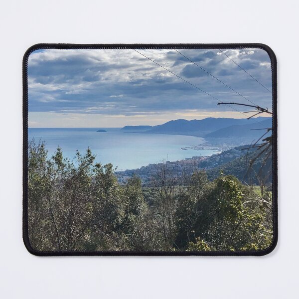 Artikelvorschau, Blick auf die Bucht in Ligurien, Italien, auf das Meer bei Finale Ligure entworfen und verkauft von Quoppidou.