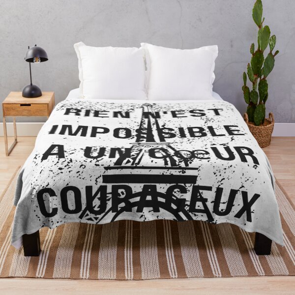 Aperçu de l'œuvre Design de la Tour Eiffel avec une citation en français : « Rien n'est impossible avec un cœur courageux. » créée et vendue par vizclothing.