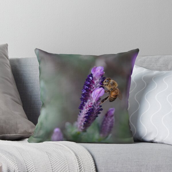 Aperçu de l'œuvre Abeille occupée dans la lavande créée et vendue par GregoryThompson.