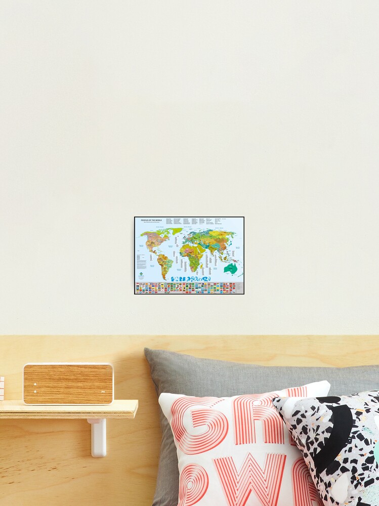 Aperçu 2 sur 3. Impression photo avec l'œuvre Carte des peuples du monde créée et vendue par Multinatio.