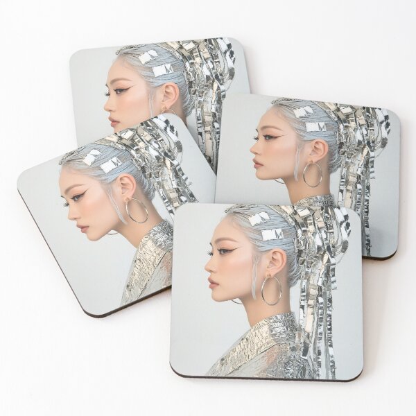 Artikelvorschau, Ein Model präsentiert eine auffällige Frisur mit metallischen Bändern und ein reflektierendes Outfit und unterstreicht damit zeitgenössische Modeinnovationen entworfen und verkauft von anytka.
