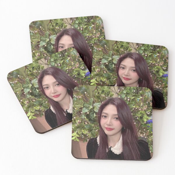 Artikelvorschau, RED VELVET KOSMISCHE RED VELVET FREUDE SÜSSE TRÄUME REVELUV entworfen und verkauft von Valereekmerch.