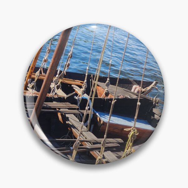 Artikelvorschau, Hölzerne Segelboote mit Rudern, bereit zum Segelsetzen in der Ostsee … entworfen und verkauft von MAMB007.