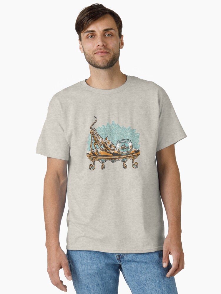 Thumbnail 2 von 7, Classic T-Shirt, Skelett Katze mit Fisch designt und verkauft von Kobeko.