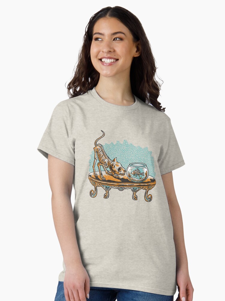 Thumbnail 1 von 7, Classic T-Shirt, Skelett Katze mit Fisch designt und verkauft von Kobeko.
