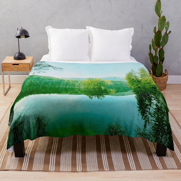 Artikelvorschau, Blick auf den wunderschönen See mit Bäumen und Bergen im Hintergrund entworfen und verkauft von Flower Magic .