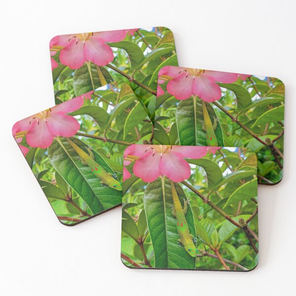 Artikelvorschau, Hawaiianischer Goldstaubgecko mit einem rosa Rhododendronblüten-Kunstwerk entworfen und verkauft von Hawaii Wildlife & Landscape Prints.