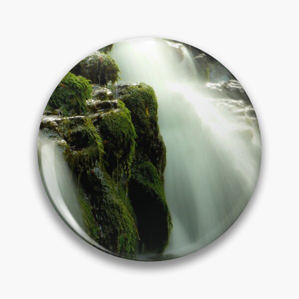 Artikelvorschau, Moosbedeckter Wasserfall Natur Kunstdruck entworfen und verkauft von MajikFlower.