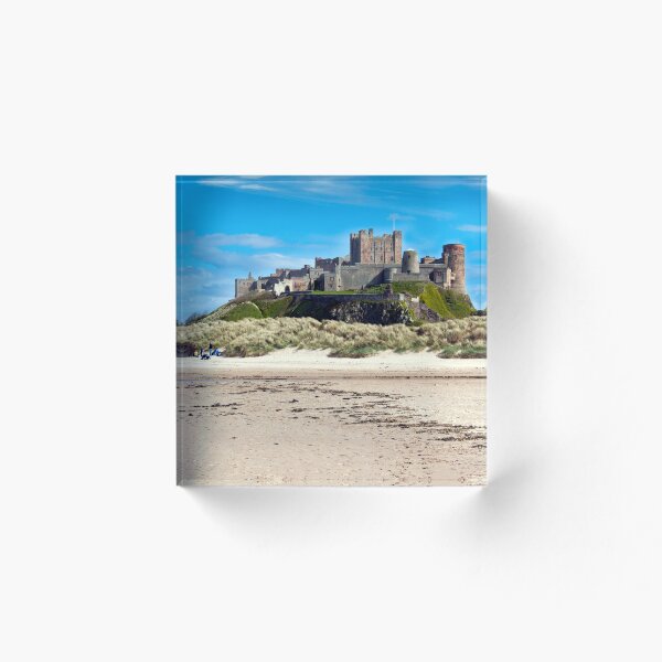 Artikelvorschau, Majestätische Küstenaufnahme von Bamburgh Castle entworfen und verkauft von David Patterson.