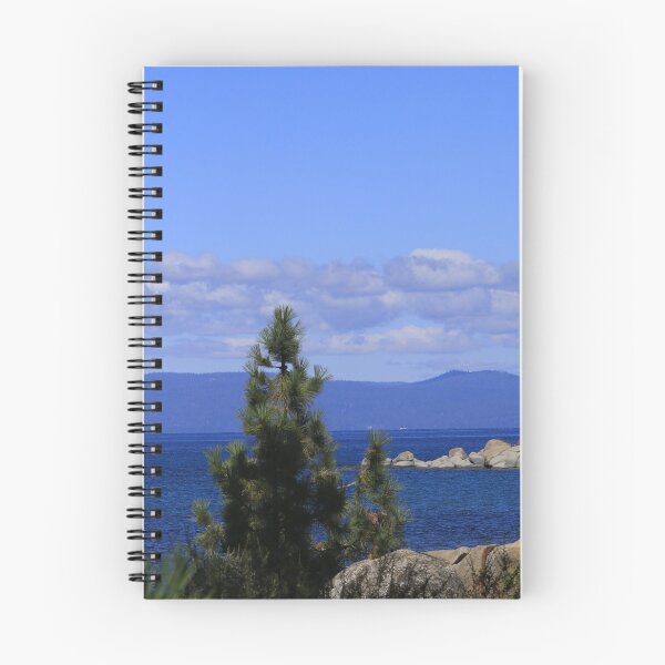 Aperçu de l'œuvre Lac Tahoe en Californie avec de l'eau bleue, des arbres, du ciel et une montagne. créée et vendue par ROBERTDBROZEK.