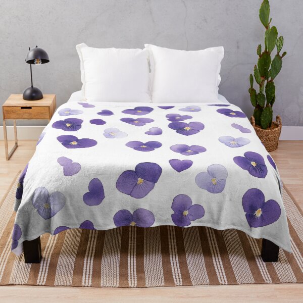 Aperçu de l'œuvre Motif aquarelle de pétales de cœur violet et de viola créée et vendue par LuminaFlourish.