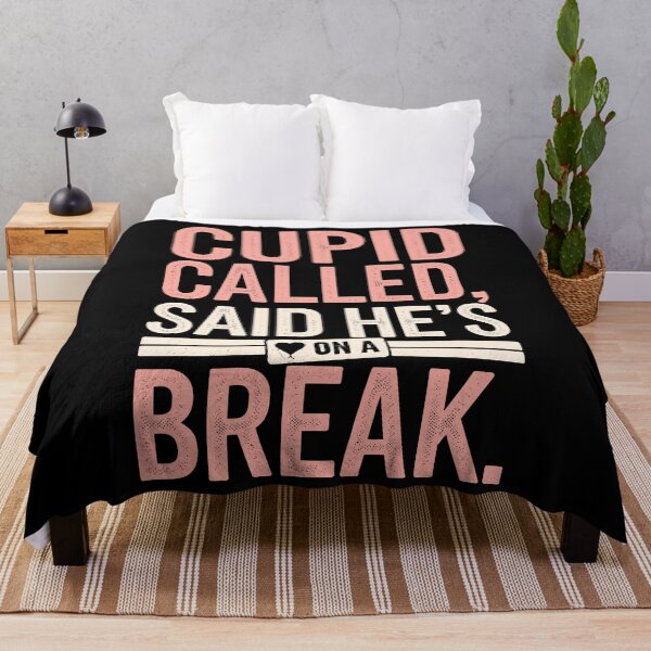 Artikelvorschau, Cupid Called Said He's On A Break Lustiger Anti-Valentinstag entworfen und verkauft von Quirky Shirts.