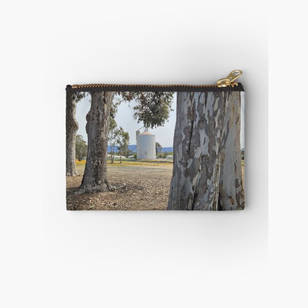 Aperçu de l'œuvre Avoca Eucalyptus et Silo créée et vendue par Yolanda Caporn Art.
