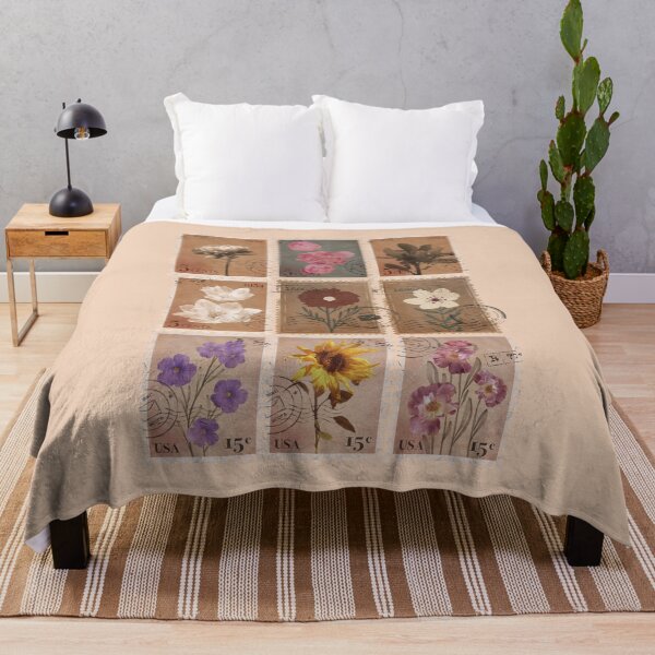 Artikelvorschau, T-Shirt mit Briefmarkensammlung, Vintage-Blumenhemd entworfen und verkauft von Teeandnat.