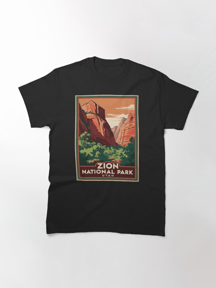 Imagen 3 de 7, Camiseta clásica con la obra Un antiguo cuadro de viaje del Parque Nacional Zion, Utah, EE. UU., diseñada y vendida por GoodOldVintage.