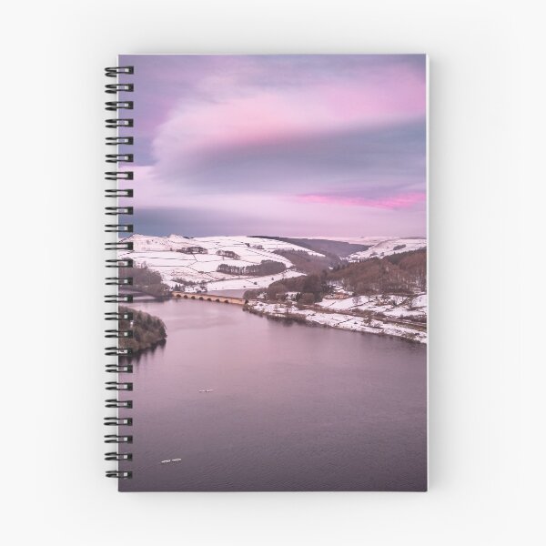 Artikelvorschau, Schneefall am Ladybower Reservoir entworfen und verkauft von Airpower Art.
