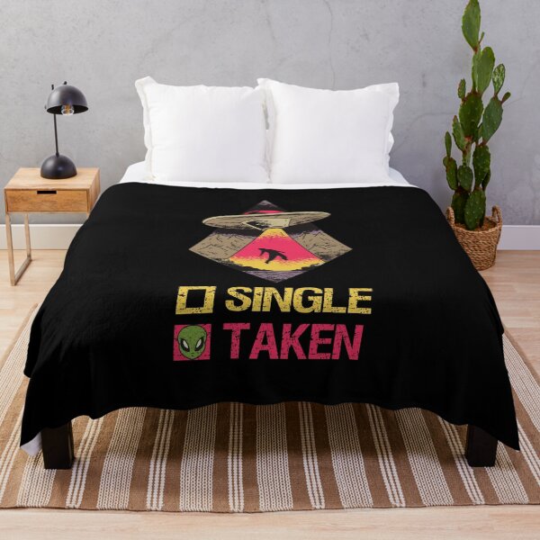 Artikelvorschau, Lustige Entführung durch Aliens und UFOs zum Valentinstag - Single Taken I entworfen und verkauft von Lemon Pepper.