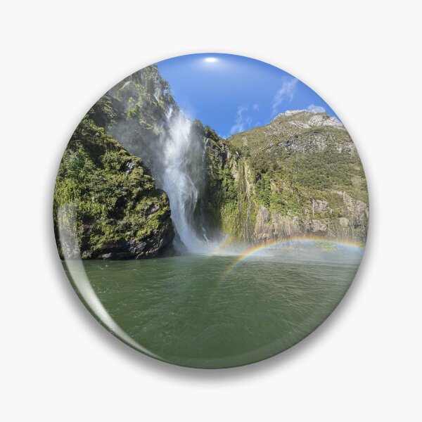 Artikelvorschau, Wasserfall und Regenbogen im neuseeländischen Fjord entworfen und verkauft von ArtArchive-KK.