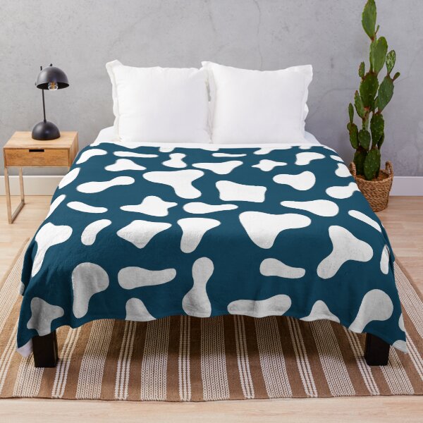 Aperçu de l'œuvre Motif vache blanche sur fond bleu roi | Motif vache Holstein créée et vendue par PatternPen.