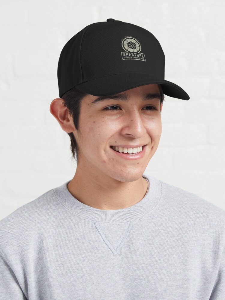 Aperçu 3 sur 7. Casquette avec l'œuvre Innovateurs d'Aperture Science créée et vendue par MolnFabrik.