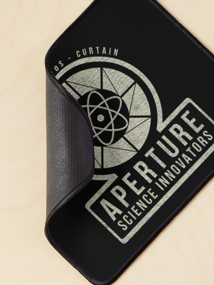 Aperçu 2 sur 5. Tapis de souris avec l'œuvre Innovateurs d'Aperture Science créée et vendue par MolnFabrik.