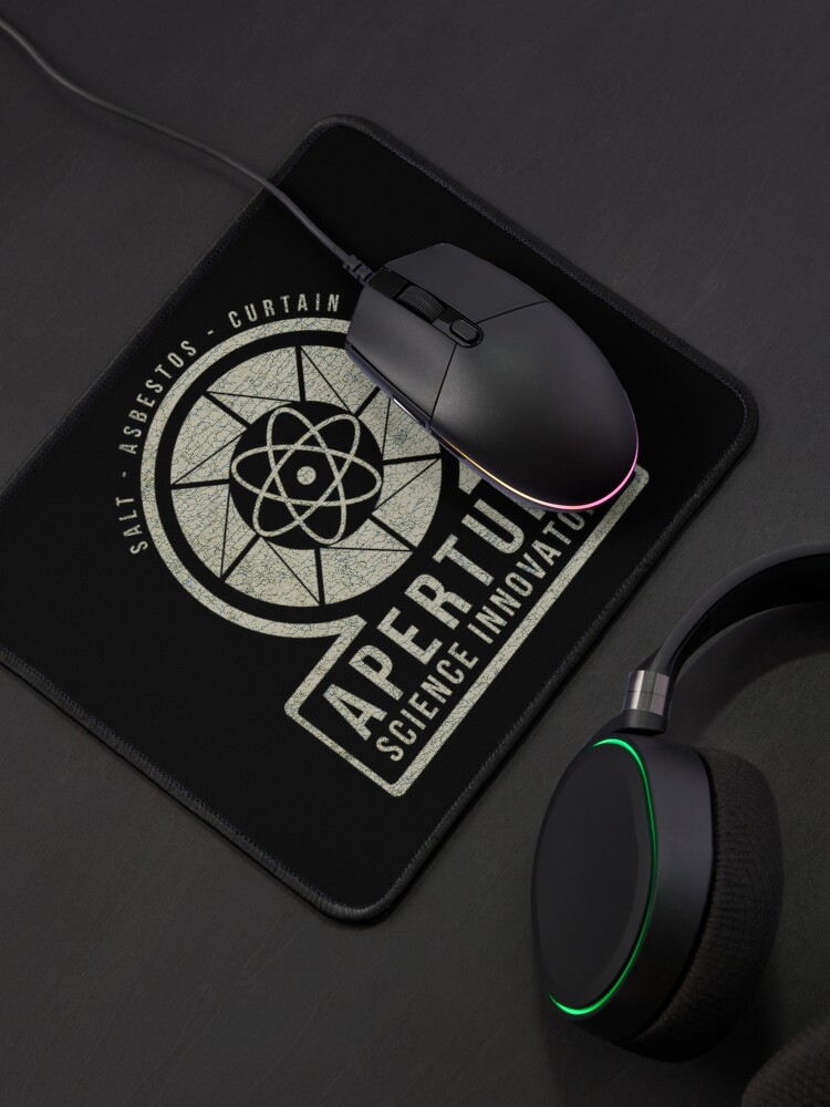 Aperçu 4 sur 5. Tapis de souris avec l'œuvre Innovateurs d'Aperture Science créée et vendue par MolnFabrik.