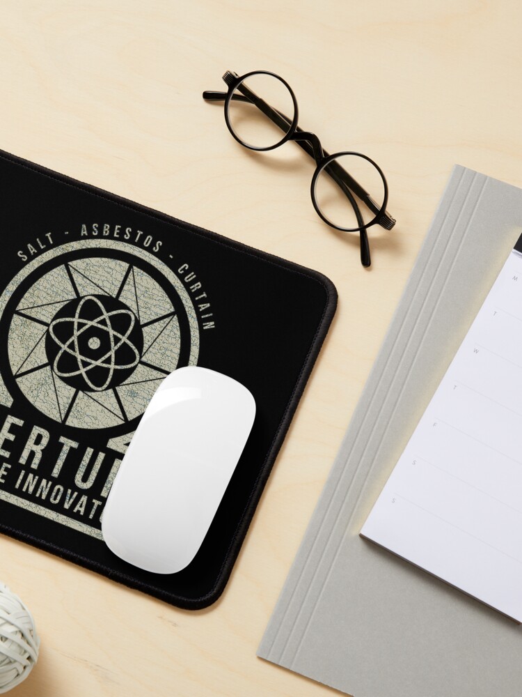 Aperçu 3 sur 5. Tapis de souris avec l'œuvre Innovateurs d'Aperture Science créée et vendue par MolnFabrik.