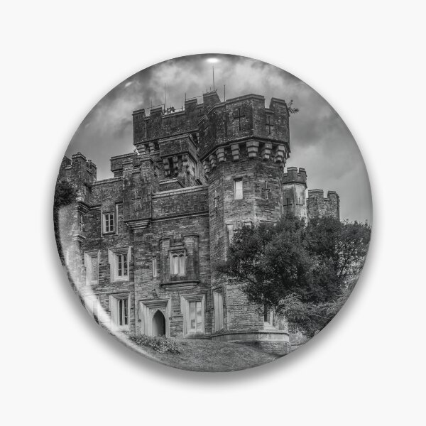 Artikelvorschau, Das historische Wray Castle in Schwarzweiß unter dramatischem Himmel entworfen und verkauft von David Patterson.