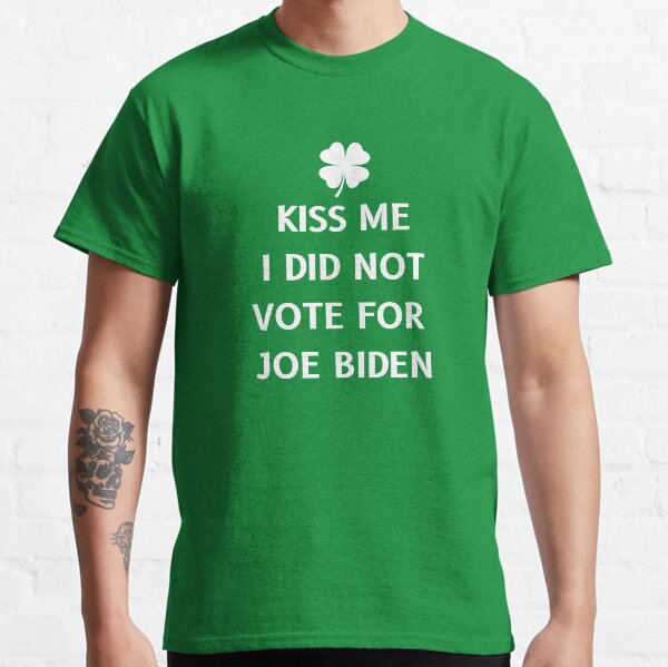 Vista previa del artículo con la obra «Camiseta del día de San Patricio con la frase Bésame, no voté por Joe Biden», diseñado y vendido por g1cash.
