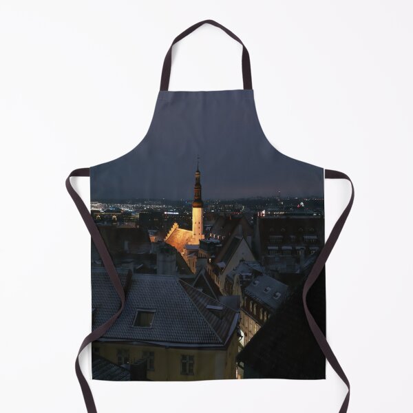 Artikelvorschau, Tallinn Altstadt und Rathaus bei Nacht entworfen und verkauft von cnvlphotography.