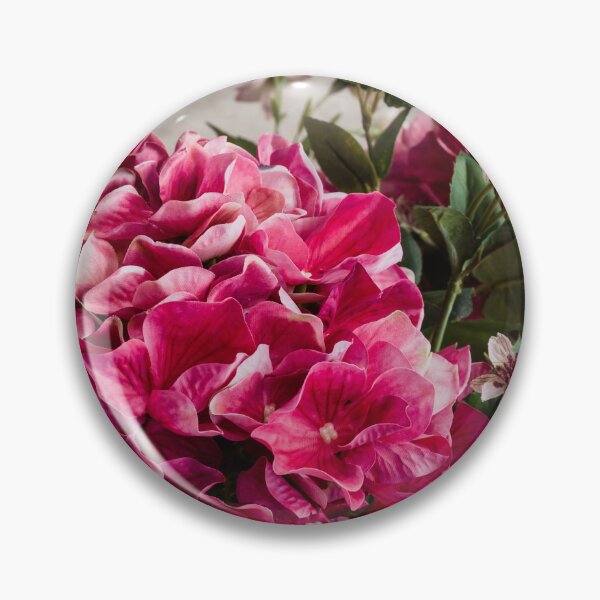 Artikelvorschau, Rosa Blumen auf neutralem Hintergrund entworfen und verkauft von LillyWattsPhot.