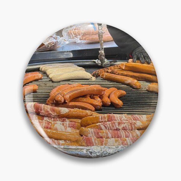 Artikelvorschau, Bratwurst auf den Weihnachtsmärkten entworfen und verkauft von Marylou Badeaux.