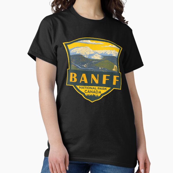 Vista previa del artículo con la obra «Insignia retro con ilustración del Parque Nacional Banff», diseñado y vendido por KrisSidDesigns.