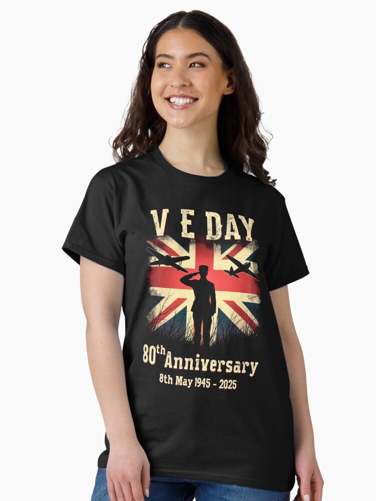 Aperçu 1 sur 7. T-shirt classique avec l'œuvre Jour de la Victoire en Europe, 80e anniversaire de la Seconde Guerre mondiale créée et vendue par Blok45.