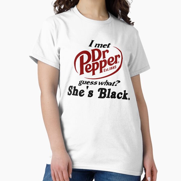 Aperçu de l'œuvre J'ai rencontré Dr Pepper. Devinez quoi ? Elle est noire. créée et vendue par HeyIt'sJay.
