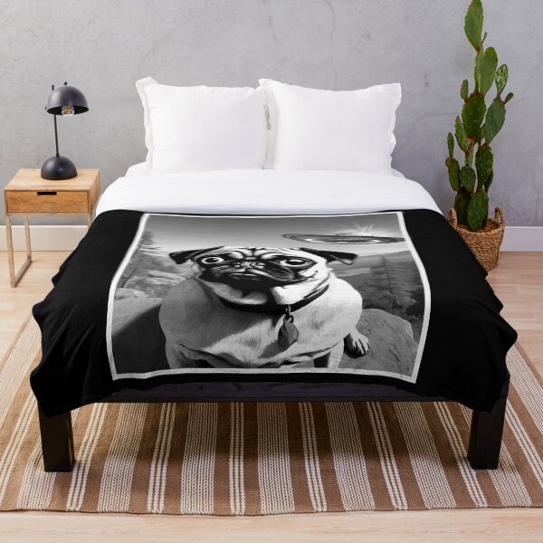 Item preview, Encuentro divertido con un ovni entre un carlino y un perro designed and sold by ThreadsInfinite.