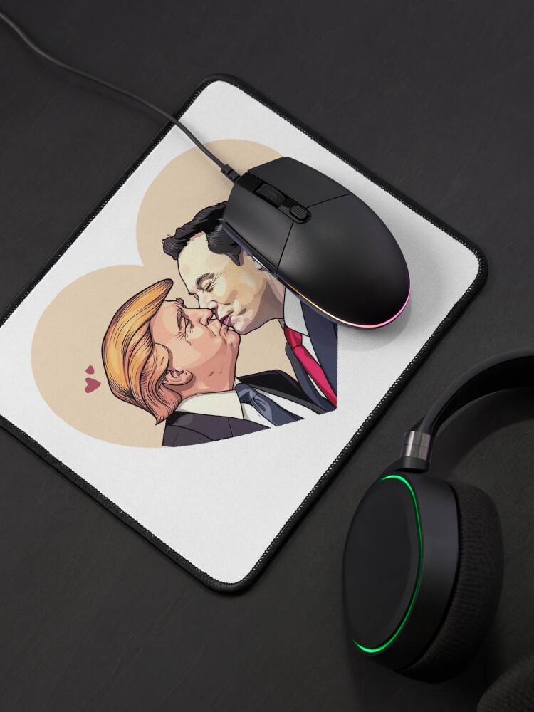 Thumbnail 4 von 5, Mauspad, Lustig Donald Trump Elon Musk Küssen Valentinstag Liebe designt und verkauft von willquinnartist.