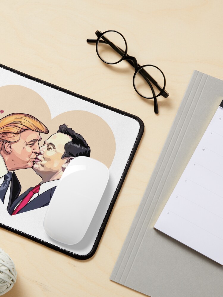 Thumbnail 3 von 5, Mauspad, Lustig Donald Trump Elon Musk Küssen Valentinstag Liebe designt und verkauft von willquinnartist.