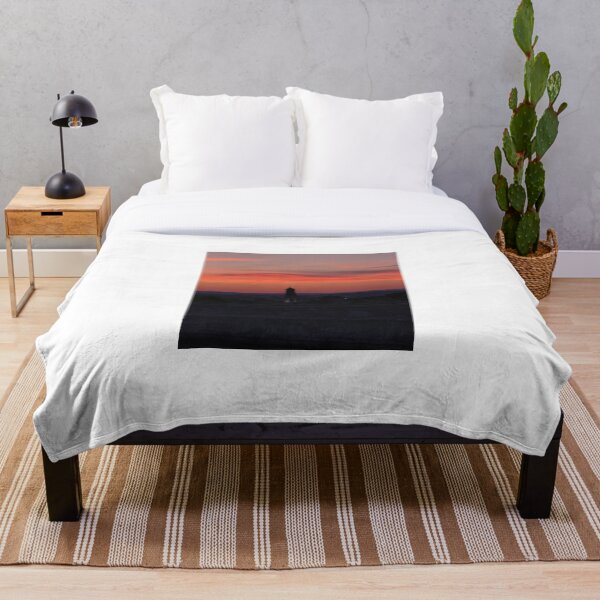 Artikelvorschau, Feuriges Zwielicht – Die Silhouette eines Turms vor einem atemberaubenden Sonnenuntergang entworfen und verkauft von World-Shop25.